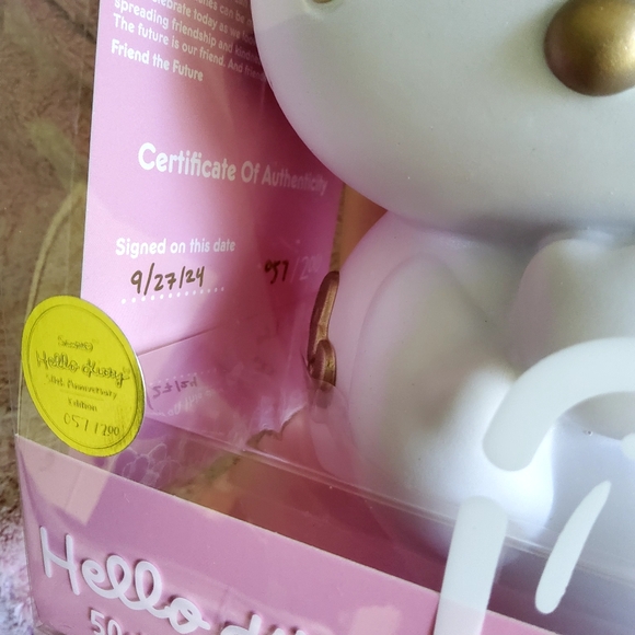 Ultra rare Hello Kitty #57/200 - Picture 2 of 3